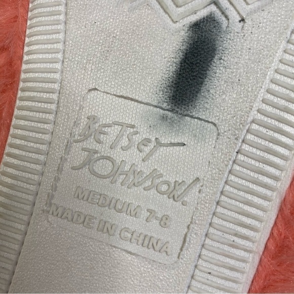 Betsey Johnson Fuzzy Slippers NWOT - Picture 5 of 5